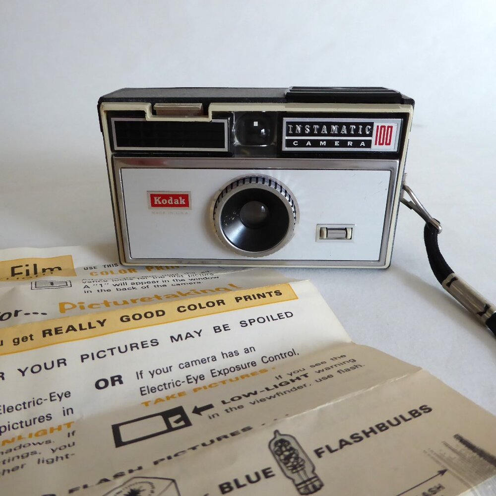 VINTAGE KODAK INSTAMATIC 100 COMPACT CAMERA WITH POP UP FLASH (PRE-OWNED)
